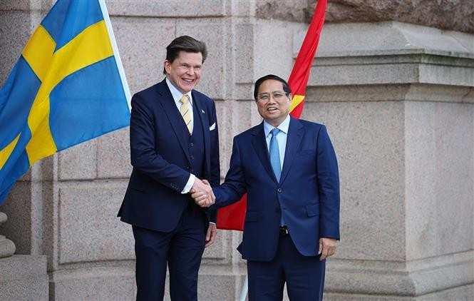 Prime Minister Pham Minh Chinh (right) and Speaker of the Riksdag (Swedish parliament) Andreas Norlén. (Photo: VNA)