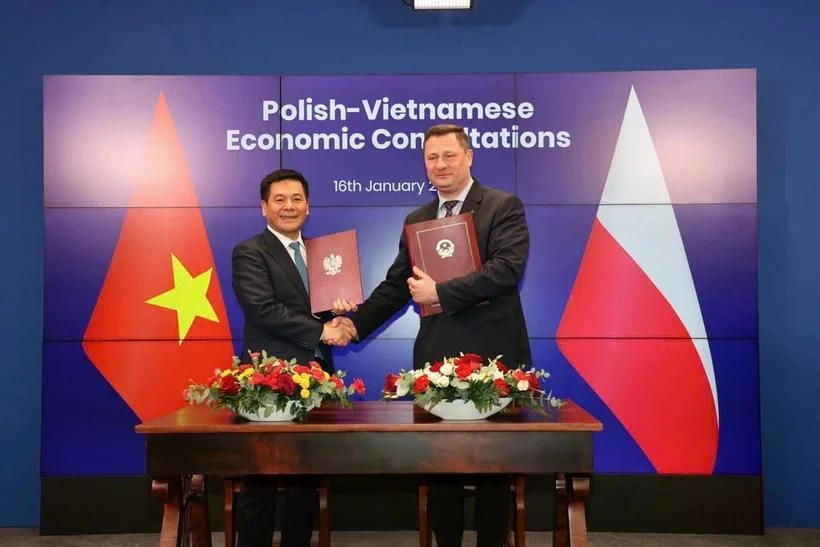 Minister of Industry and Trade Nguyen Hong Dien and Polish Minister of Economic Development and Technology Krystof Paszyk sign a meeting minute, agreeing on many important contents to promote economic and trade cooperation between the two countries. (Photo: VietnamPlus)