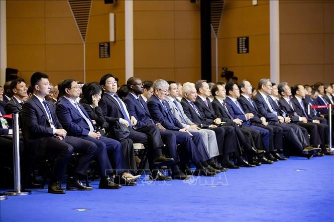Prime Minister Pham Minh Chinh (2nd from left, front line) at the opening plenary of the World Economic Forum (WEF)’s 16th Annual Meeting of the New Champions, held in Tianjin on June 25. (Photo: VNA)