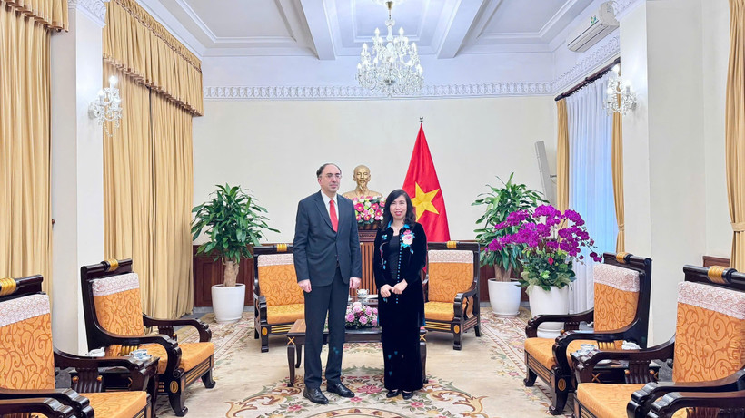 Deputy Minister of Foreign Affairs Le Thi Thu Hang (R) receives Armenian Ambassador to Vietnam Suren Baghdasaryan (Photo: VNA)