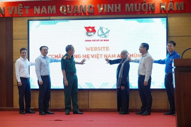 At the launch of the website featuring the portraits and stories of more than 3,000 Heroic Vietnamese Mothers. (Photo: VNA)