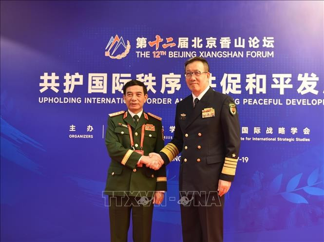 Vietnamese Minister of National Defence Gen. Phan Van Giang (left) and Chinese Minister of National Defence Sen. Lt. Gen. Dong Jun at their meeting in Beijing on September 18. (VNA)