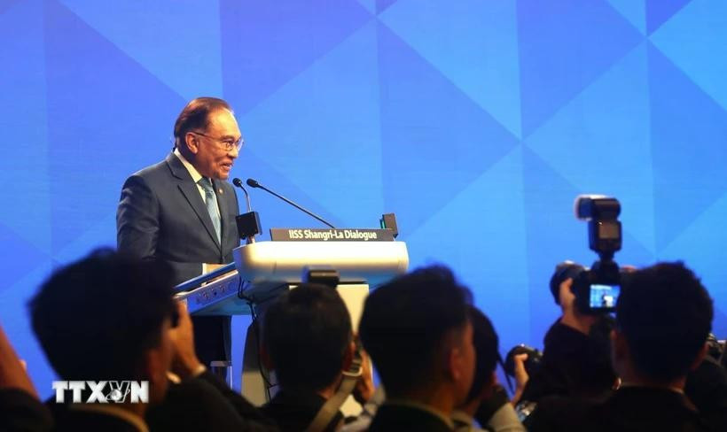Malaysian Prime Minister Datuk Seri Anwar Bin Ibrahim delivers a special address at the 22nd Shangri-La Dialogue in Singapore. (Photo: VNA)