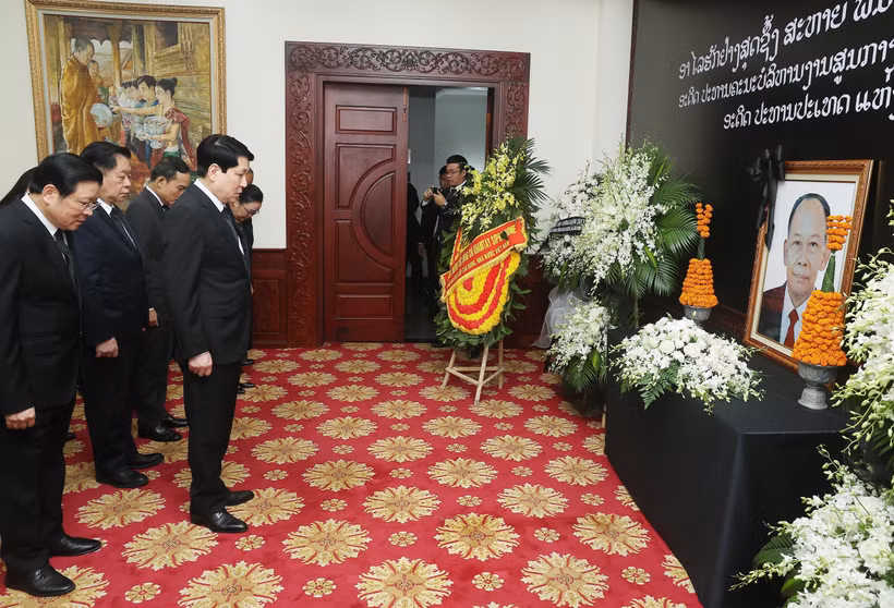 A high-level delegation from the Vietnamese State, led by President Luong Cuong, attends a memorial service in tribute of Khamtay Siphandone, former President of the Lao People’s Revolutionary Party (LPRP) Central Committee and former President of Laos. (Photo: VNA)