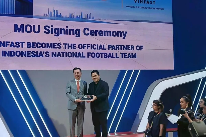 Indonesia's Minister of State-Owned Enterprises (SOEs), Erick Thohir, (right) in a MoU signing ceremony with VinFast at IIMS 2025 in Jakarta, on February 22. (Photo: Antara)