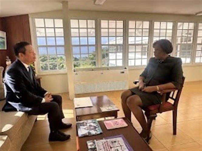 Governor-General of Saint Vincent and the Grenadines Dame Susan Dougan (R) receives Vietnamese Ambassador Vu Trung My. (Photo: Courtesy of the Vietnamese Embassy in Venezuela, and Saint Vincent and the Grenadines)