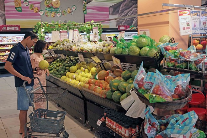People shop at a supermarket in Hanoi (Photo: VNA)