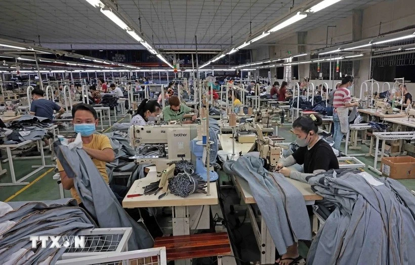 Producing apparel for export (Photo: VNA)