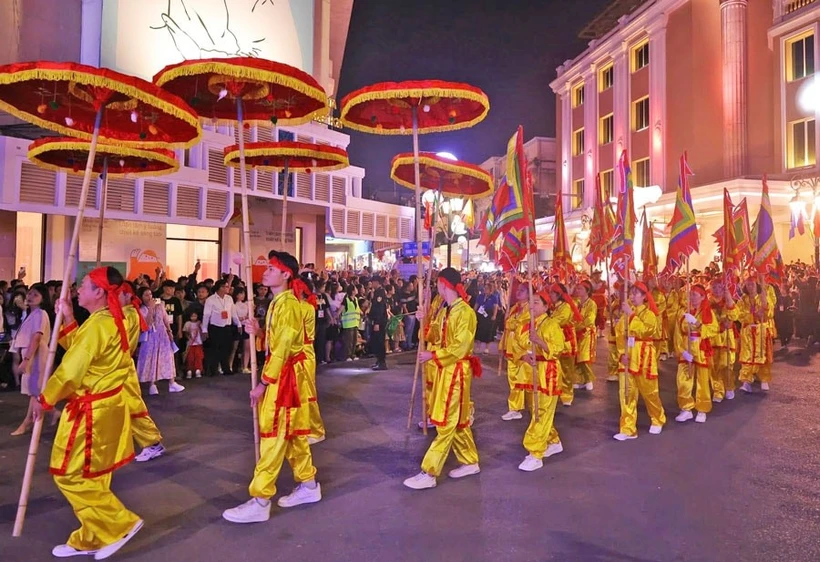 A street parade at Hanoi Creative Design Festival (Photo: hanoimoi)