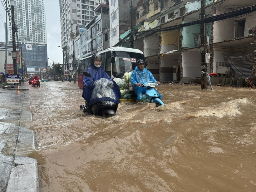 Flooding on Nguyen Tuan street in Hanoi on August 26 morning (Photo: VNA)