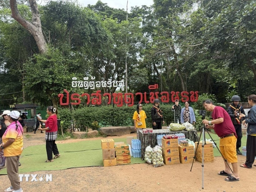 Thai people bring food and drinks to support Thai soldiers at Ta Muen Thom Temple area. (Photo: VNA)