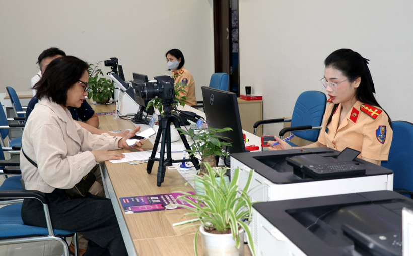Processing administrative requests at the Public Service Centre of Quang Ninh province. (Photo: VNA)