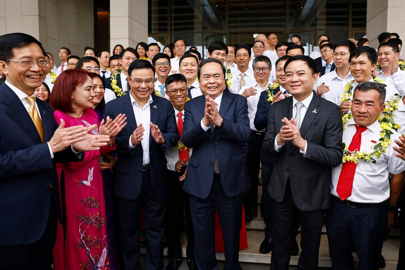 National Assembly Chairman Tran Thanh Man (centre) is with outstanding workers of the Vietnam Oil and Gas Group (now the Vietnam National Industry - Energy Group - Petrovietnam). (Photo: VNA)
