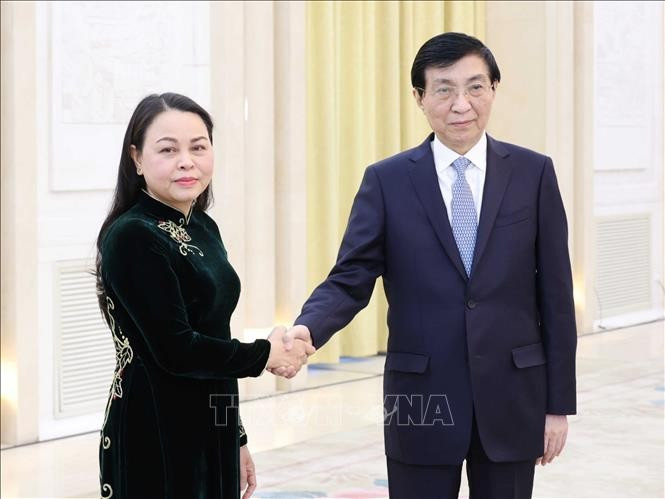 Vice President and General Secretary of the Vietnam Fatherland Front (VFF) Central Committee Nguyen Thi Thu Ha (L) and Wang Huning, Chairman of the National Committee of the Chinese People's Political Consultative Conference (CPPCC). (Photo: VNA)