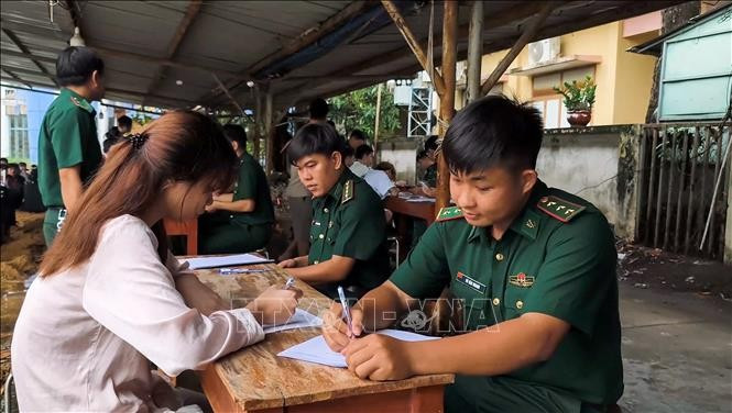 the Border Guard Station and other relevant forces identify personal background of the citizens. (Photo: VNA)