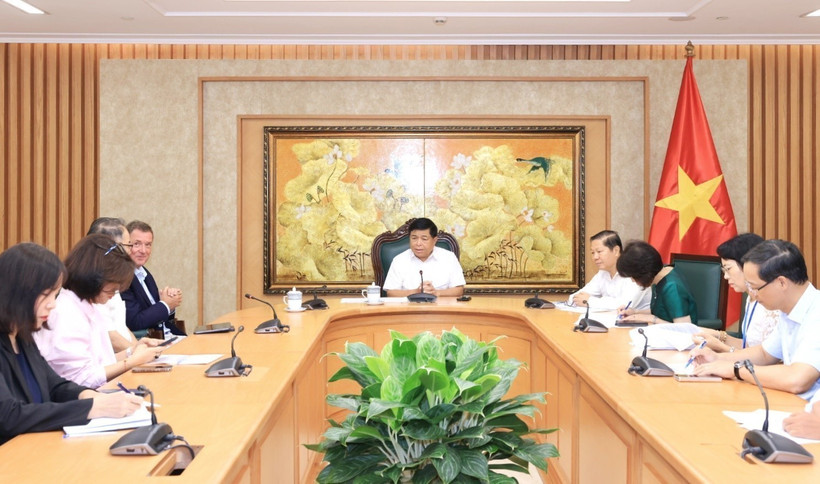 Deputy Prime Minister Nguyen Chi Dung (centre) at a meeting with German-based Avestos Group on July 23, 2025. (VNA)