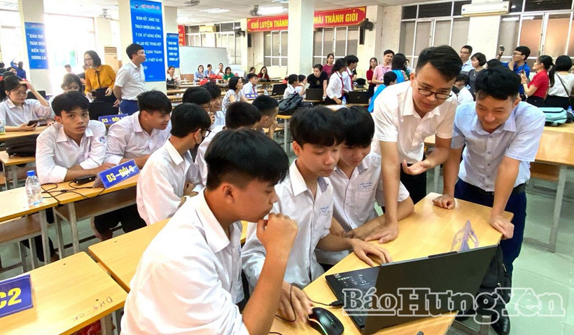 Students in Hung Yen province learn about digital skills. (Photo: baohungyen.vn)