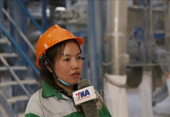 Thiphakesone Saysangoan, a worker at Sepon Tapioca Starch Processing Sole Co., Ltd. – a Vietnamese-invested company, in an interview with the Vietnam News Agency's correspondents in Laos. (Photo: VNA)