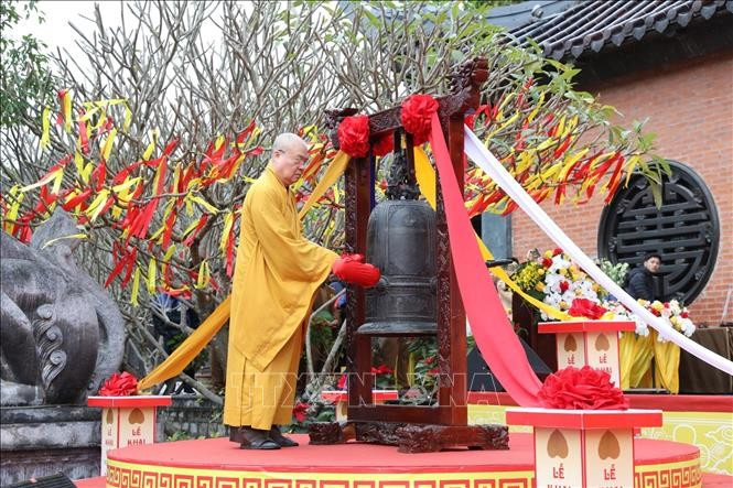 As many as 18,491 pagodas across the country will simultaneously conduct a ceremonial ringing of bells and drums to pray for national peace, solidarity, and prosperity on the morning of July 1. (Illustrative photo: VNA)