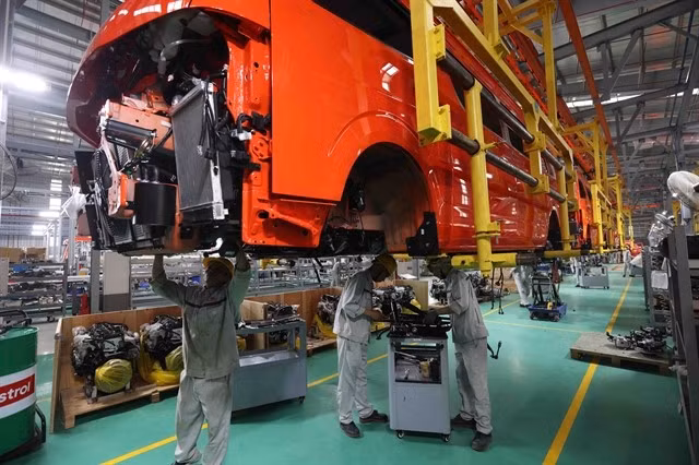An auto assembly line at Kim Long Motor Hue in the Chân May - Lang Co Economic Zone in the central city of Hue. (Photo: VNA)
