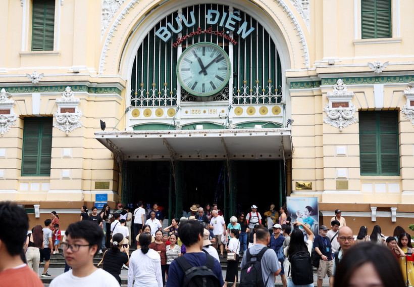 The Central Post Office in Ho Chi Minh City draws a large number of visitors during the five-day break. (Photo: VNA)