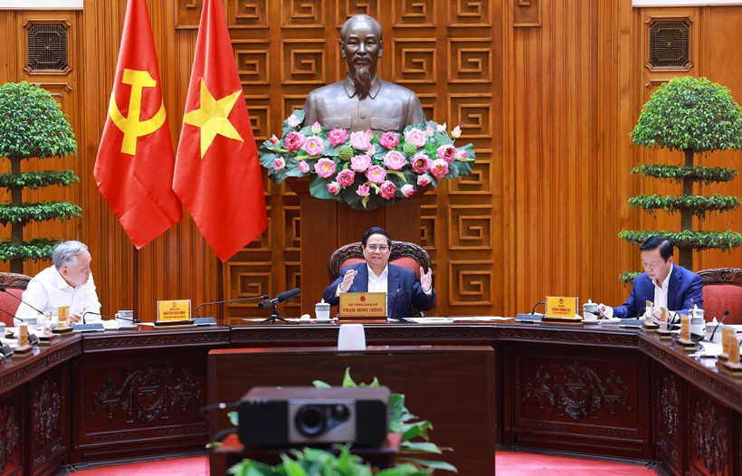 PM Pham Minh Chinh chairs a meeting between standing cabinet members and leaders of ministries, sectors, and localities on April 10. (Photo: VNA)