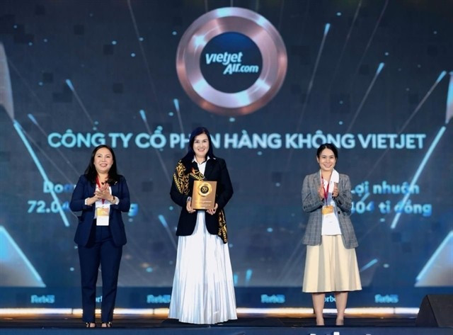 Vietjet Board of Directors member and Vice President and CFO Ho Ngoc Yen Phuong (centre) received the award. (Photo: Courtesy of Vietjet)