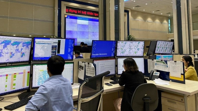 Forecasters analyse data on the smartmet system to serve the issuance of forecast bulletins and early warnings of natural disasters at the National Centre for Hydro-Meteorological Forecasting. (Photo: nhandan.vn)