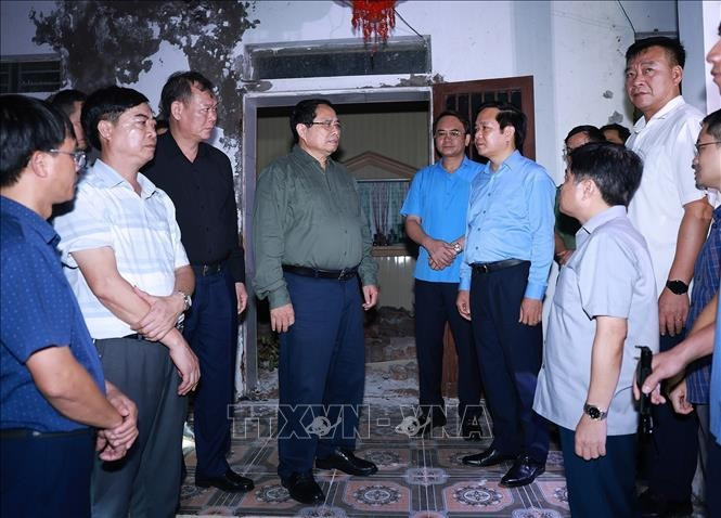 Prime Minister Pham Minh Chinh (centre) visits Quy Nhat commune to inspect and direct recovery efforts following Typhoon Bualoi. (Photo: VNA)