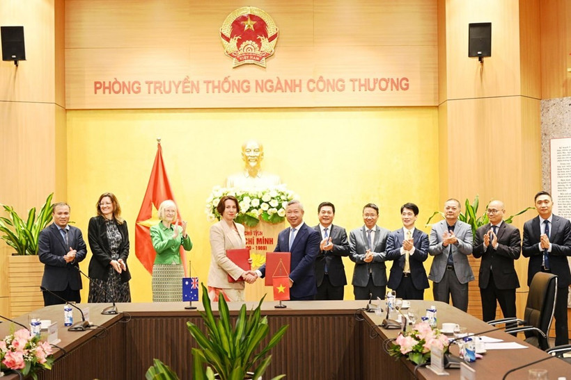The signing ceremony of an MoU on cooperation to develop a competitive electricity market between the Electricity Authority of Vietnam and the Australian Embassy in Vietnam. (Photo: Ministry of Industry and Trade)