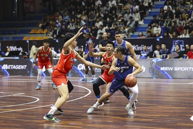 Hanoi (red) and Ba Dinh players compete in the HBC2 final. This year's competition will be held from March 9 to 20. (Photo: Courtesy of New Sports)