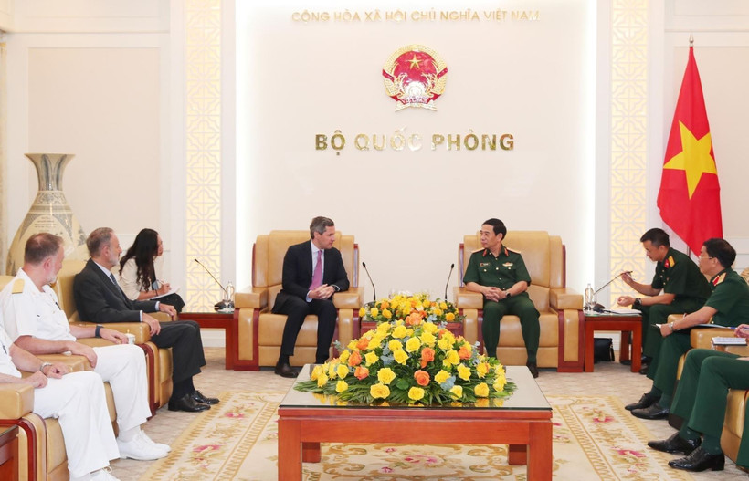 Vietnamese Minister of National Defence General Phan Van Giang and Italian Undersecretary of State for Defence Matteo Perego di Cremnago at their meeting in Hanoi on July 2. (Photo: VNA)