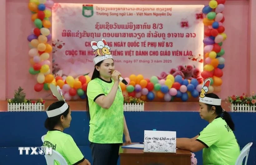 A team introduces themselves and the reason for participating in the contest in Vietnamese. (Photo: VNA)