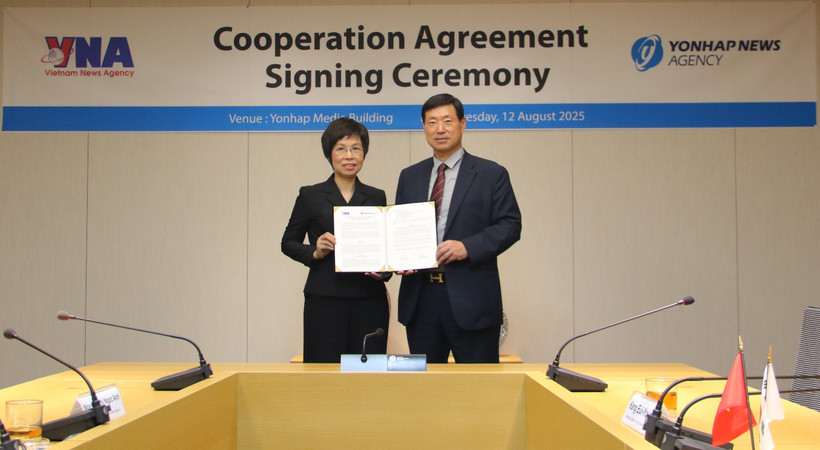 VNA General Director Vu Viet Trang (L) and President and CEO of Yonhap Hwang Dae-il (Photo: VNA)