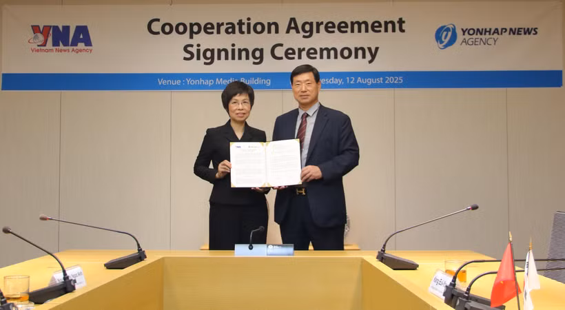 VNA General Director Vu Viet Trang (L) and President and CEO of Yonhap Hwang Dae-il (Photo: VNA)