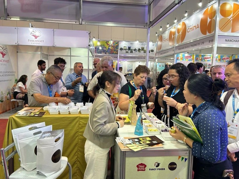 Visitors explore Vietnamese products at the sixth ANUGA Food and Beverage Exhibition. (Photo: Vietnam Trade Office in Brazil)