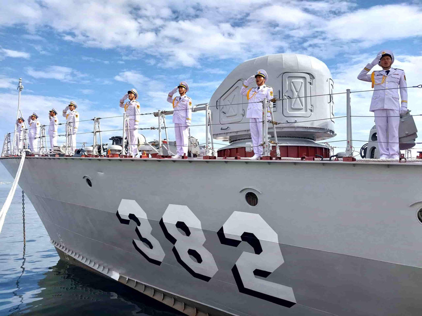 Practicing the salute maneuver at sea. (Photo: Vietnam People’s Navy)