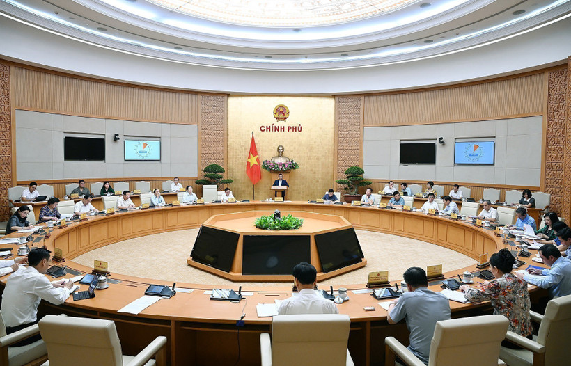 Prime Minister Pham Minh Chinh chairs a meeting of the Government Party Committee’s Standing Board and the Government on August 23 to review two months of implementing the two-tier local government model (Photo: VNA)