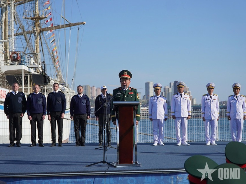 Vietnamese Deputy Minister of National Defence Senior Lieutenant General Hoang Xuan Chien speaks at a ceremony to hand over the research vessel Professor Gagarinsky to the Joint Vietnam-Russia Tropical Science and Technology Research Centre. (Photo: qdnd.vn)