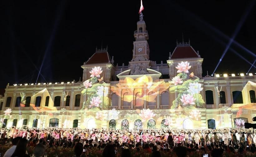 A spectacular fusion of 3D mapping projection and traditional folk dance performance takes place in front of the Ho Chi Minh City People’s Committee headquarters on the evening of 30 April. (Photo: VNA)