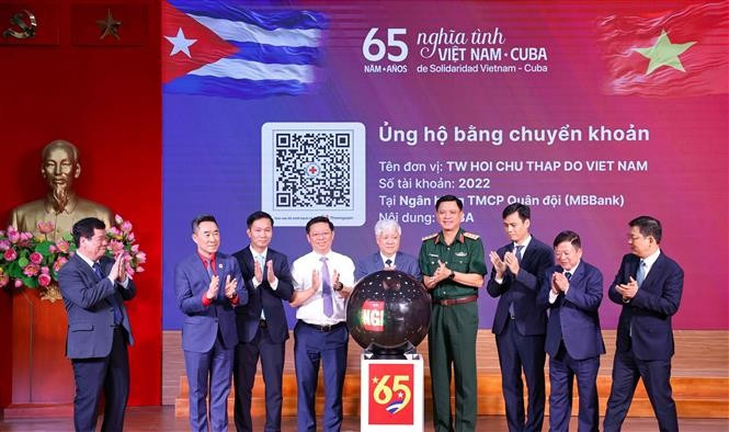 Officials at the launch of the national donation campaign for Cuba. (Photo: VNA)