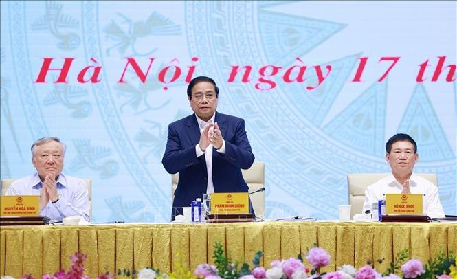 Prime Minister Pham Minh Chinh chairs the the second meeting of the government steering committee for the development of science, technology, innovation and digital transformation, and Project 06 on May 17. (Photo: VNA)