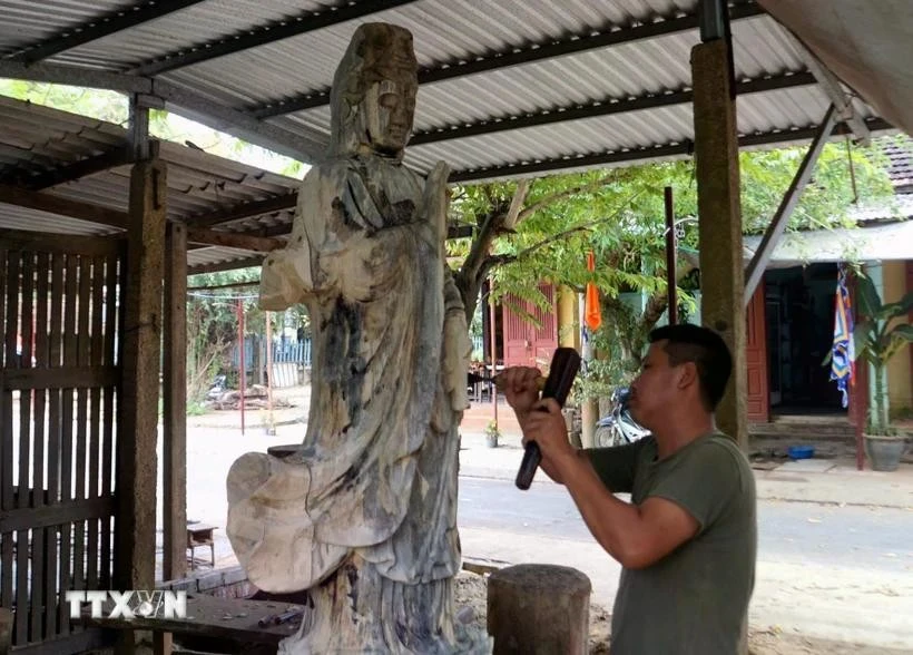 Artisans from Kim Bong Carpentry Village carve exquisite wooden artworks. (Photo: VNA)