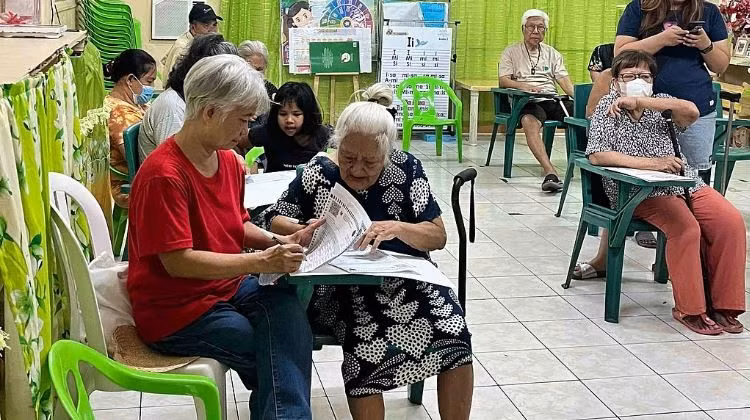 Senior citizens in Paltok Elementary School in Quezon City cast their votes, with the help of their relatives on May 12. (Photo: tribune.net.ph)