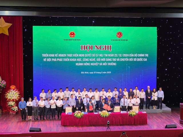 The Ministry of Agriculture and Environment signs cooperation deals with science associations and enterprises at the workshop, aiming to promote hi-tech applications, sustainability, and the circular economy. (Photo: VNA)