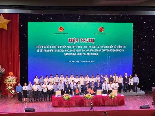 The Ministry of Agriculture and Environment signs cooperation deals with science associations and enterprises at the workshop, aiming to promote hi-tech applications, sustainability, and the circular economy. (Photo: VNA)