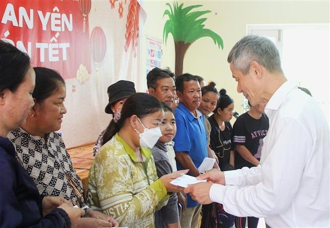 Vietnamese Ambassador to Cambodia Nguyen Minh Vu presents gifts to Vietnamese-oigin people in Cambodia (Photo: VNA)