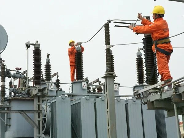 Vietnam Electricity (EVN) workers maintain electrical equipment. (Photo: VNA)