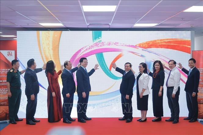 Deputy PM Mai Van Chinh (fifth from left) and officials at the press centre inauguration ceremony (Photo: VNA)