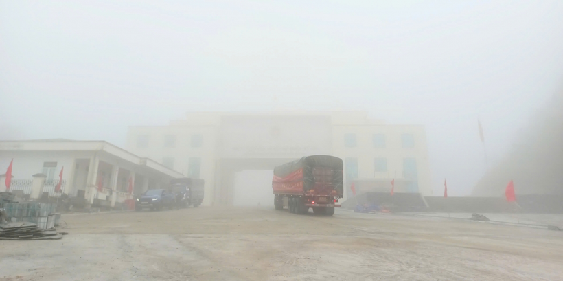 A truck carries goods through the Sam Pun - Tian Peng border gate pair after the ceremony (Photo: hagiangtv.vn)
